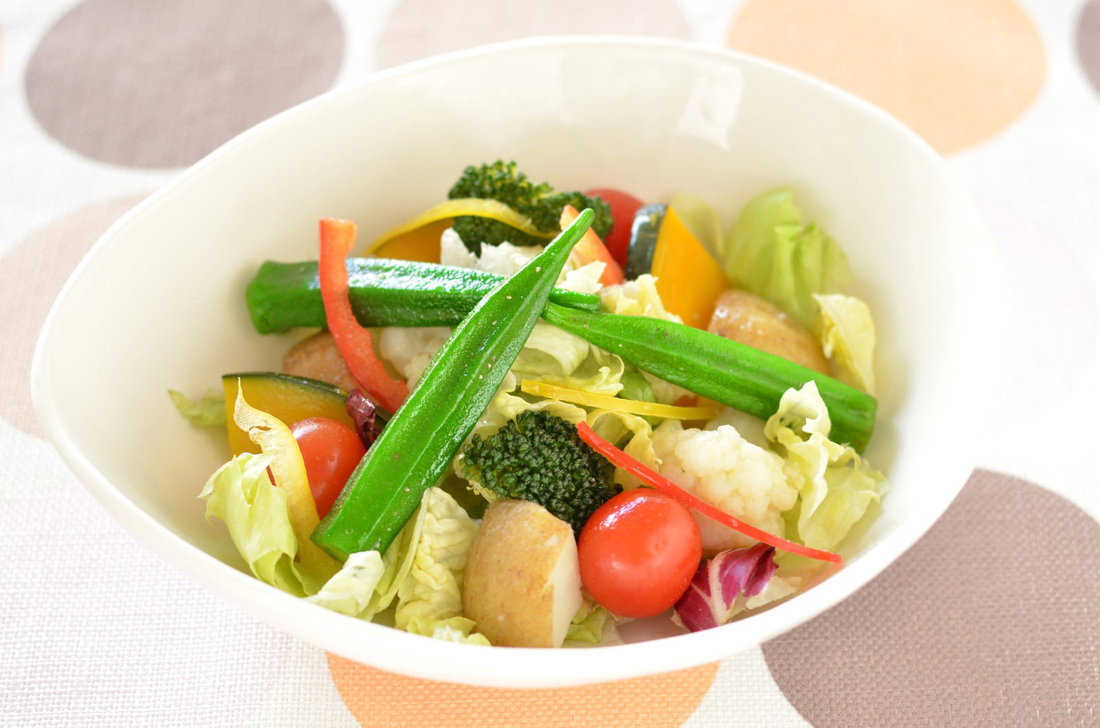 白い器に盛られたオクラと彩り野菜のサラダ