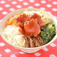 唐揚げがのった白丼のビビンバ、卵黄とナムルを添えたランチ丼の写真