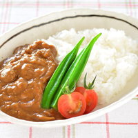 オクラとトマトのカレーライス、白いプレートに盛られた家庭料理の写真
