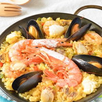 海鮮とムール貝がたっぷり入ったスペイン料理のパエリアの写真