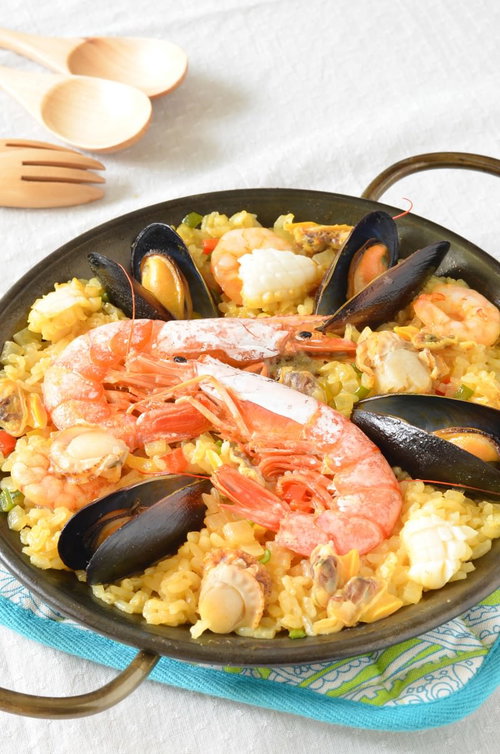 海鮮とムール貝がたっぷり入ったスペイン料理のパエリア