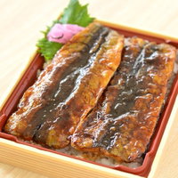 秋刀魚の蒲焼重箱盛り～照りのあるタレがコーティングされた和食弁当の写真