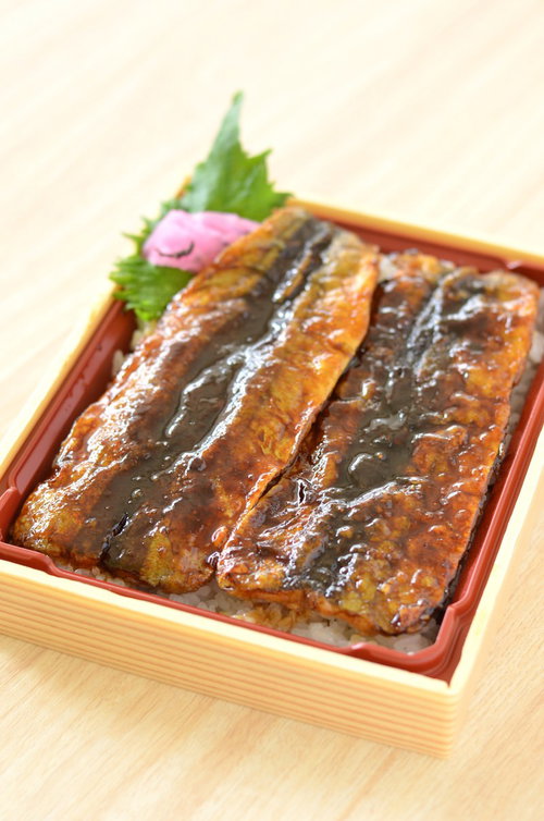 秋刀魚の蒲焼重箱盛り～照りのあるタレがコーティングされた和食弁当