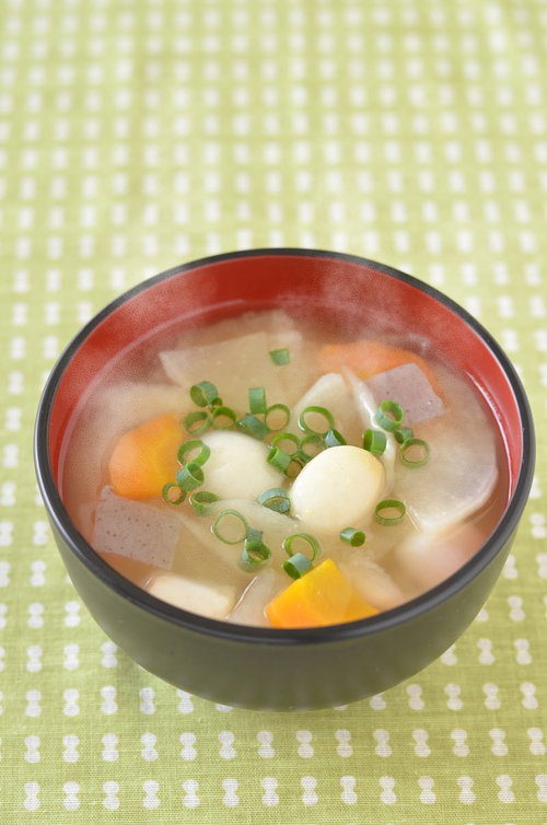 豚汁に入った里芋と豆腐と豚肉の具だくさん和食料理