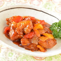 甘辛ダレがかかった酢豚の盛り付け、豚肉と野菜炒めのグレーズの写真