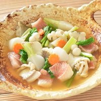 タラと赤魚の鍋を木製の器に盛り付けた冬の和食料理の写真