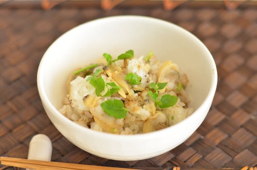 あさりの炊き込みごはんを白い器に盛り付けた料理