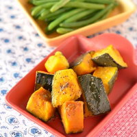 黒皿のかぼちゃと夏野菜の煮物盛り合わせといんげんの写真