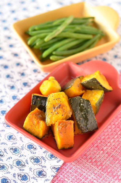 黒皿のかぼちゃと夏野菜の煮物盛り合わせといんげん