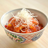 白い糸削り削魚がのった酢豚丼の盛り付けの写真