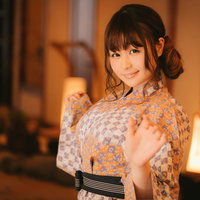 温かい照明の中で白地花柄の旅館浴衣を着た彼女の写真