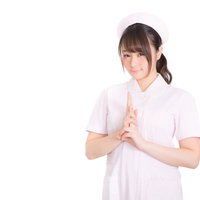 未の印を結ぶナース姿の女性が忍法を行う写真の写真