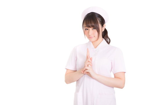 未の印を結ぶナース姿の女性が忍法を行う写真