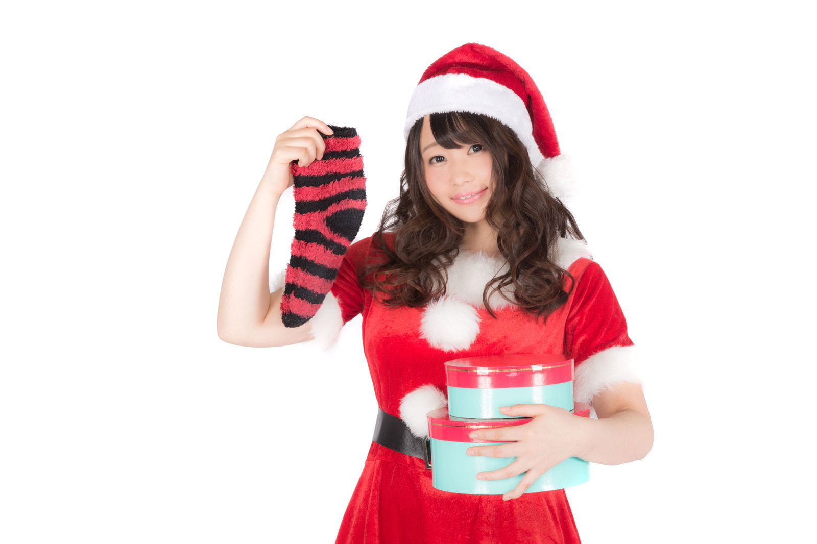 赤いサンタ衣装でプレゼントと靴下を持つ女性［モデル：茜さや］