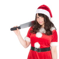ようこそ血のクリスマスへ、ナタを持つサンタコスの美女の写真