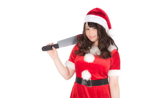 ようこそ血のクリスマスへ、ナタを持つサンタコスの美女