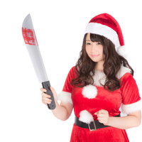 猟奇的なむちむちサンタが鉈を手にする女性の写真