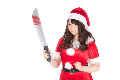 猟奇的なむちむちサンタが鉈を手にする女性