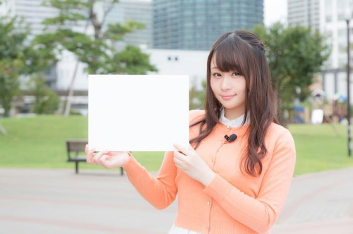 「本日の特集はこちら！」フリップを見せる女子アナ