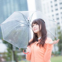 晴れ間が見えて予想が外れそうなお天気お姉さんの写真