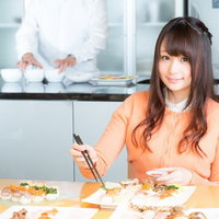 食レポ中の人気女性アナウンサー、キッチンで料理をしながらの写真