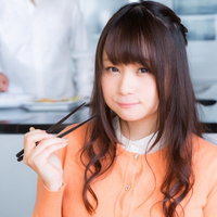 シェフが作った料理を美味しそうに食べるお仕事中の女性の写真