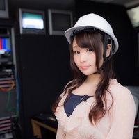 放送室でヘルメットをかぶったアナウンサー女性の写真