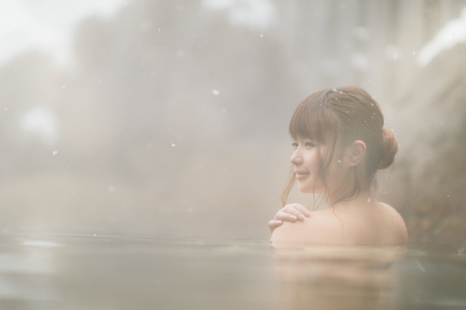 雪が降る中、露天風呂で入浴している女性のうなじ［モデル：茜さや］