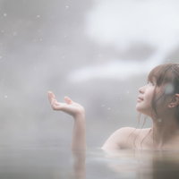 雪見露天風呂で入浴する女性の写真