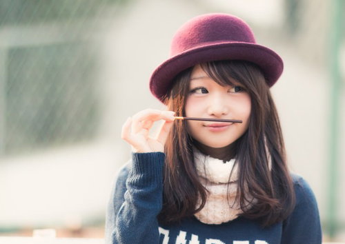 「ねぇ見て、見て......ヒゲ」とおどける女の子