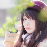 ピンク帽子をかぶった見返り美女の横顔ポートレートの写真