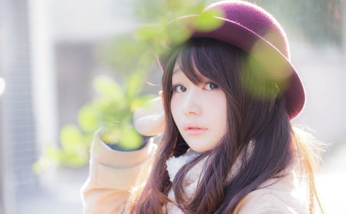 ピンク帽子をかぶった見返り美女の横顔ポートレート