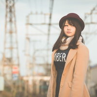 今日は一段と冷えるね、キャメルコートの女性の写真