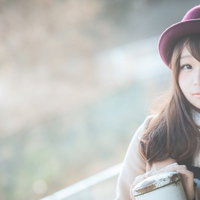 ピンク帽子でお散歩中に一休みする女性（冬）の写真