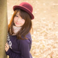 木陰で上目遣いではにかむむちむち美女、秋の公園でのデートスナップの写真