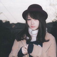 そろそろ暗くなってきちゃったね、と不安そうに空を見上げる女性の写真