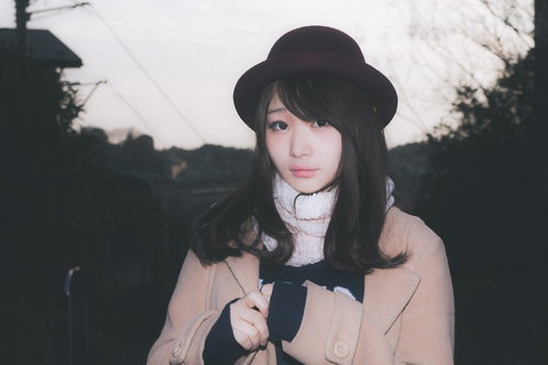 そろそろ暗くなってきちゃったね、と不安そうに空を見上げる女性