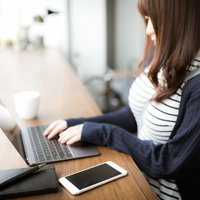 WiFiが使えるコワーキングスペースで作業をするIT美女の写真