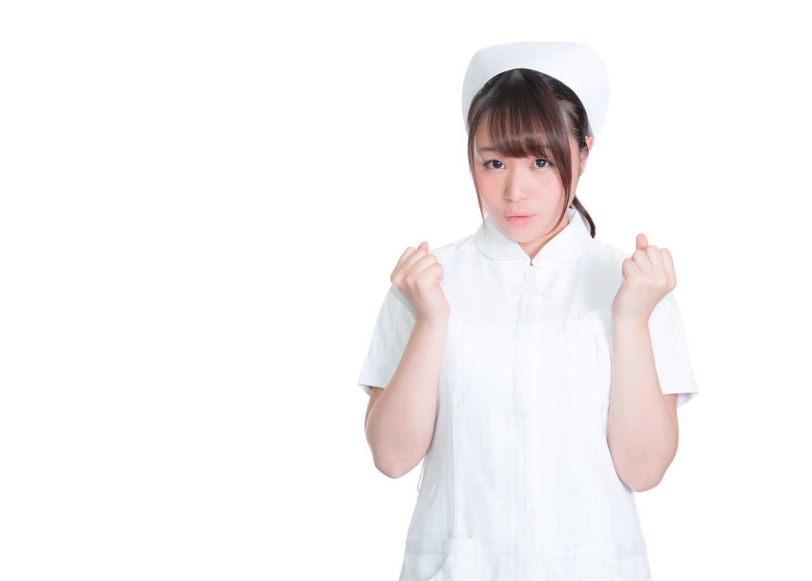 白い看護師衣装を着た女性が両手を握りしめてガッツポーズ、応援ジェスチャーをしている［モデル：茜さや］