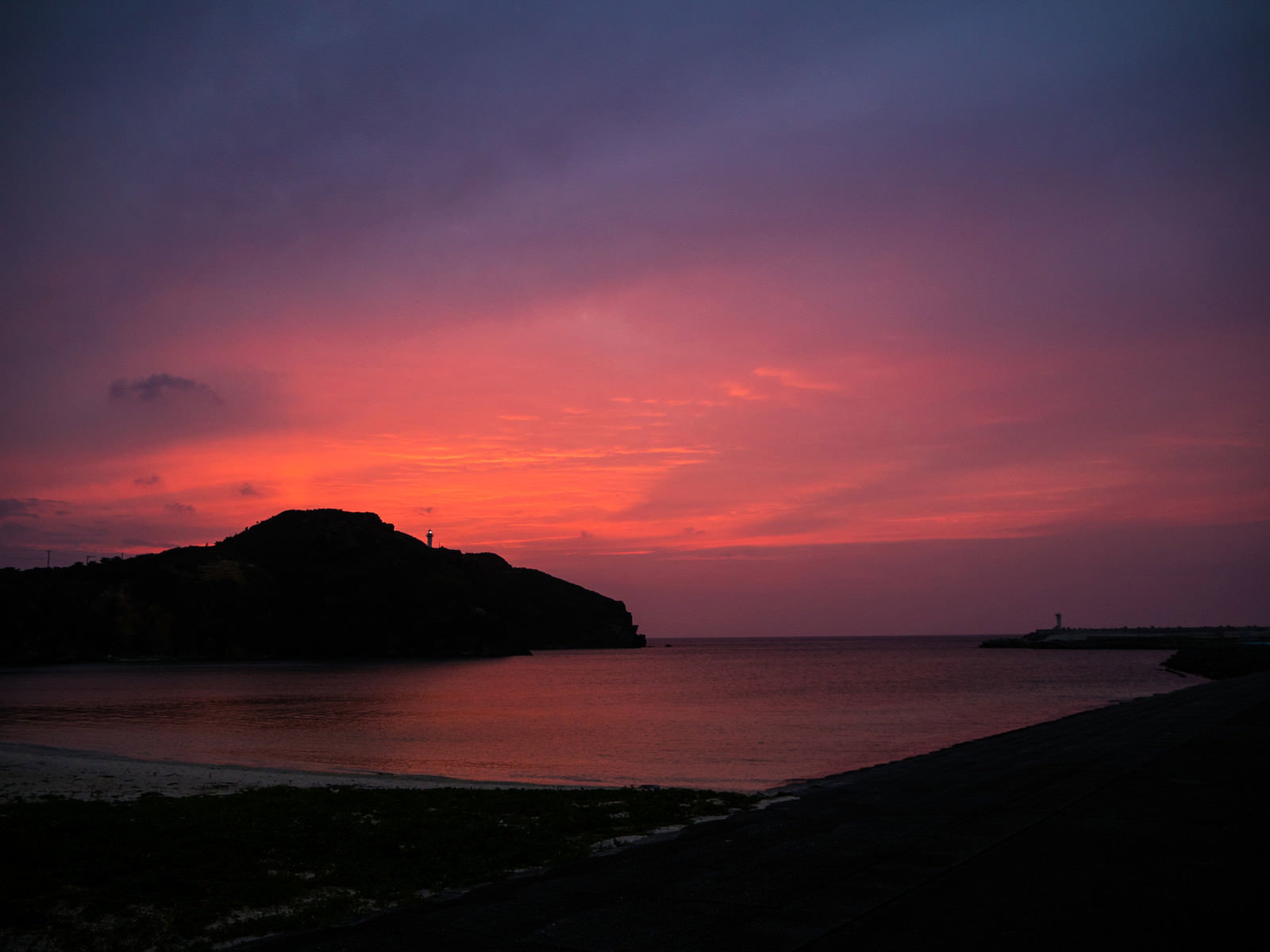 与那国島の海に沈む夕日と夕焼け空、島のシルエット