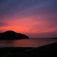日本最西端の与那国島から見える夕焼けと水平線のシルエットの写真