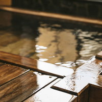 平湯温泉の源泉かけ流し檜風呂で味わう木の香りとリラクゼーションの写真