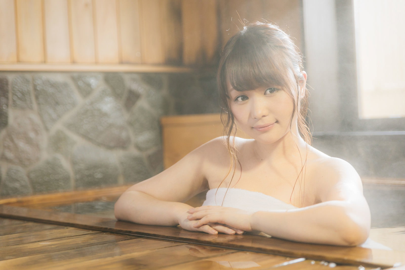 個室の檜風呂でリラックスしながら入浴する女性［モデル：茜さや］