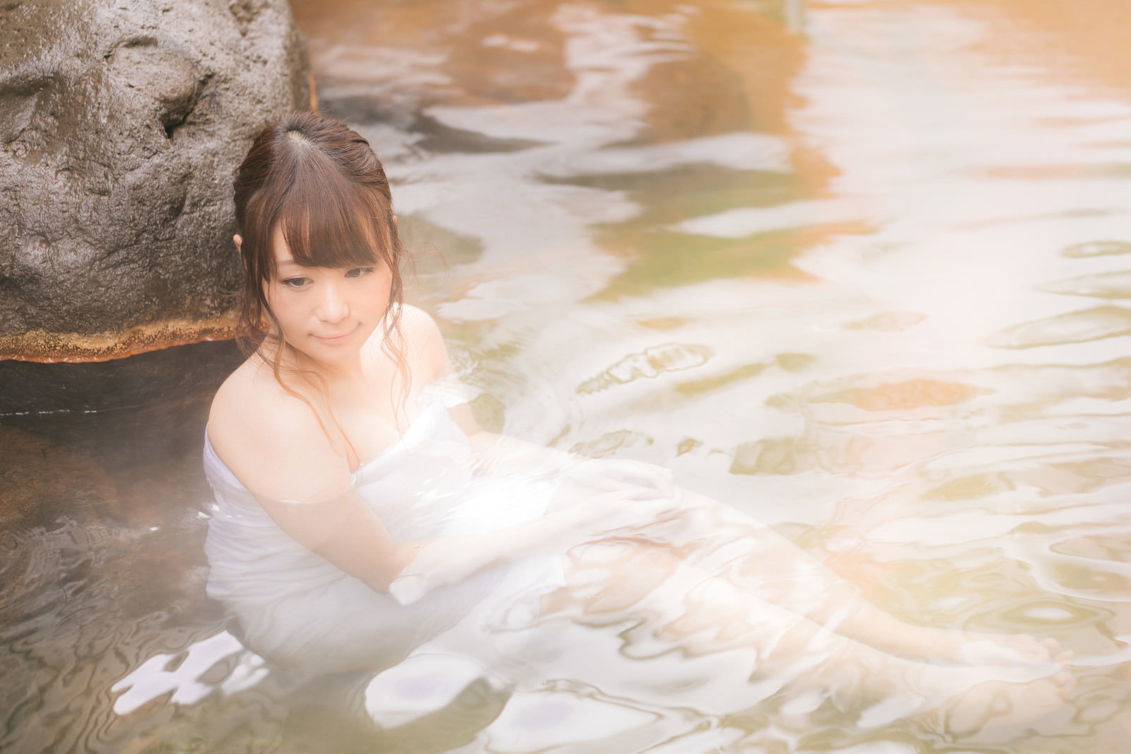 露天風呂の湯船に浸かりリラックスしている女性［モデル：茜さや］