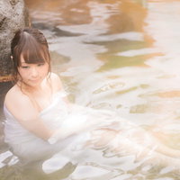 貸切の雪見露天風呂に浸かる女性の冬の温泉風情の写真