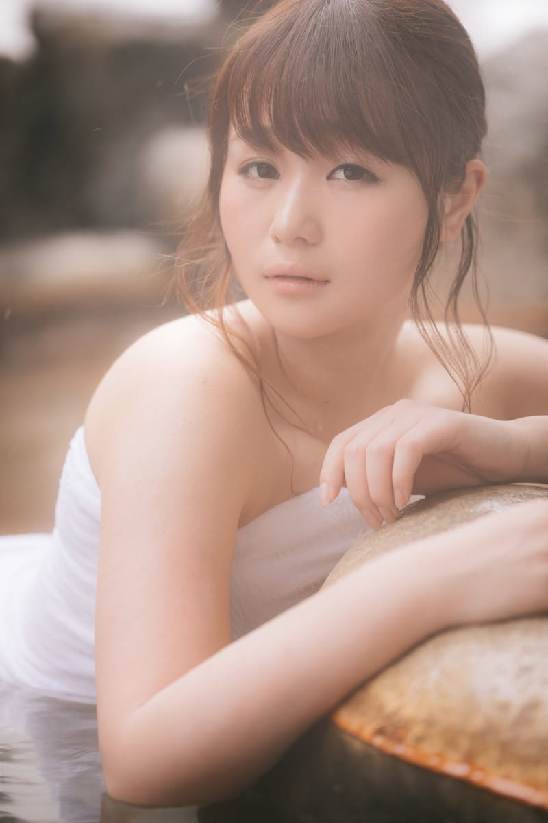 温泉に入浴してリラックスした表情を見せる女性［モデル：茜さや］