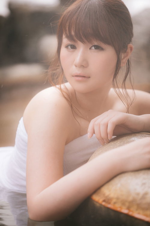 雪見露天風呂で少しのぼせちゃった女性の温泉入浴風景