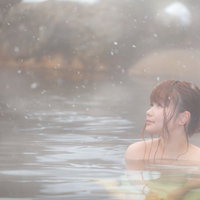 冬にしか楽しめない雪見露天風呂と美女の写真