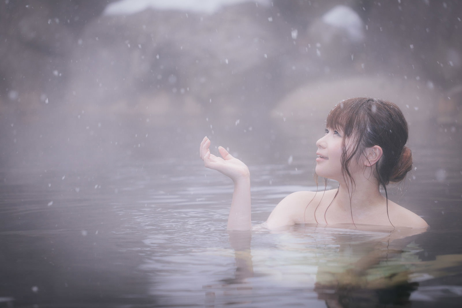 雪が降る中、露天風呂に入浴している女性のうなじと肩［モデル：茜さや］