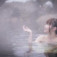 心がほどける、冬の醍醐味雪見露天風呂を楽しむ女性の写真